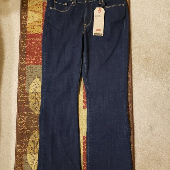 Levis - Picture 3 of 5